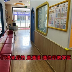 主门通往后教学区直通...